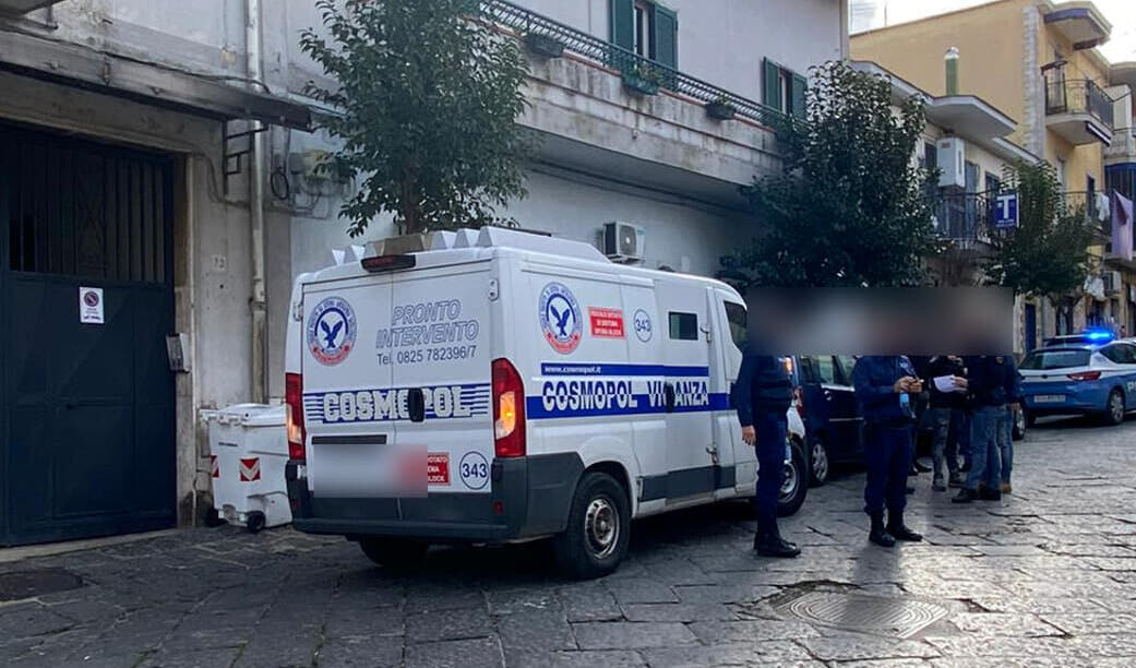 adn24 napoli | in tre assaltano furgone portavalori tanta paura ma nessun ferito