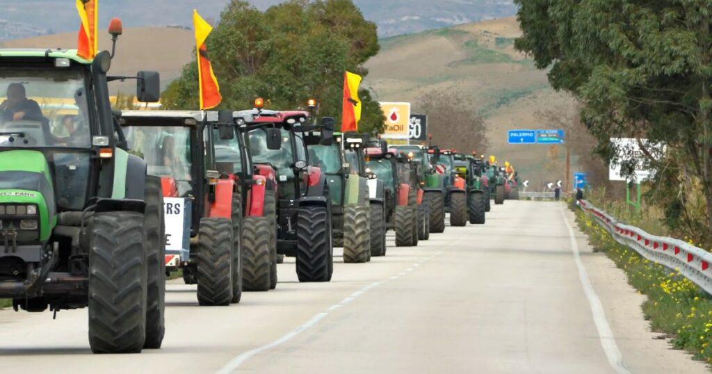 adn24 palermo | protesta agricoltori con i trattori sulla palermo sciacca