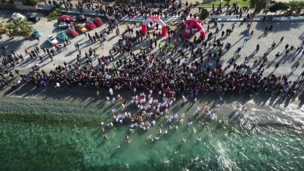 adn24 reggio calabria | invasione sul lungomare per il tradizionale tuffo di capodanno video