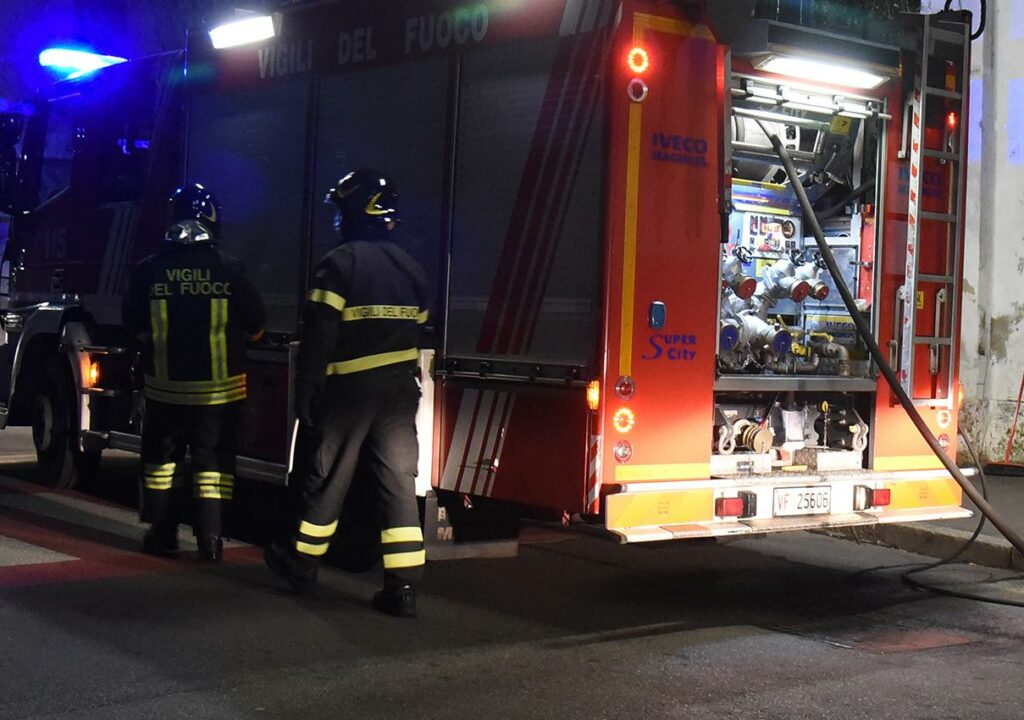 adn24 ottana nu | incendio notturno nella zona industriale distrutta palazzina dellex impianto enichem