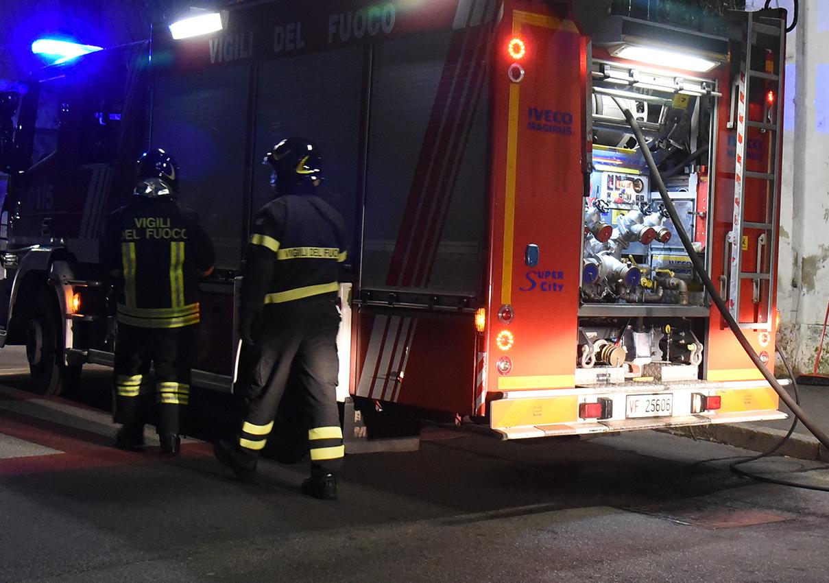  ‣ adn24 savona | auto in fiamme in via destefanis, intervengono i pompieri