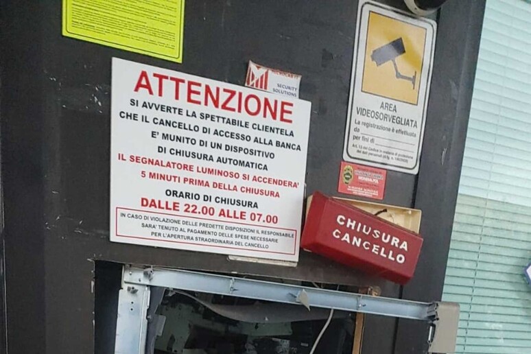 adn24 perugia | esplosione notturna bancomat distrutto