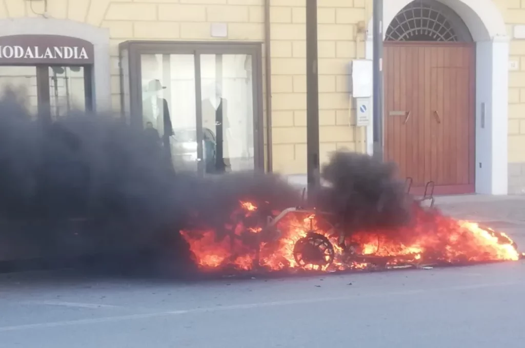 adn24 gioiosa ionica rc | auto in fiamme conducente riesce a mettersi in salvo video