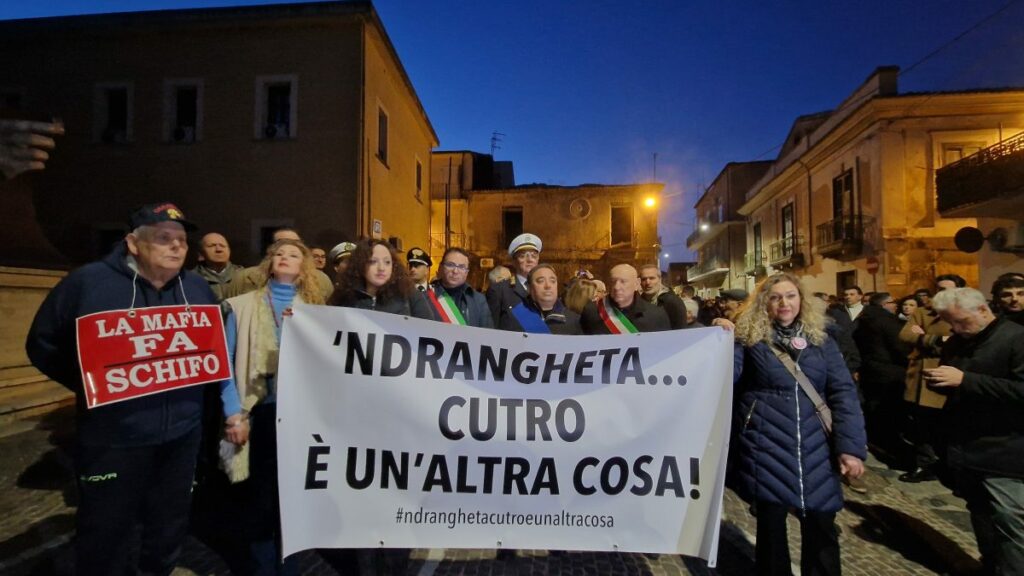 adn24 cutro kr | manifestanti scendono in piazza contro la ndrangheta video