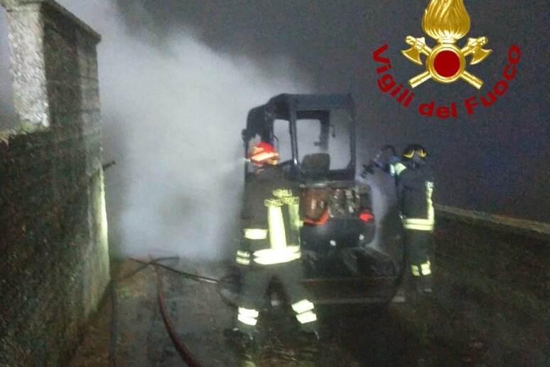 adn24 pattada ss | fiamme distruggono due escavatori in un attentato incendiario