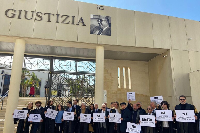 adn24 marsala | flash mob dei penalisti nelle carceri