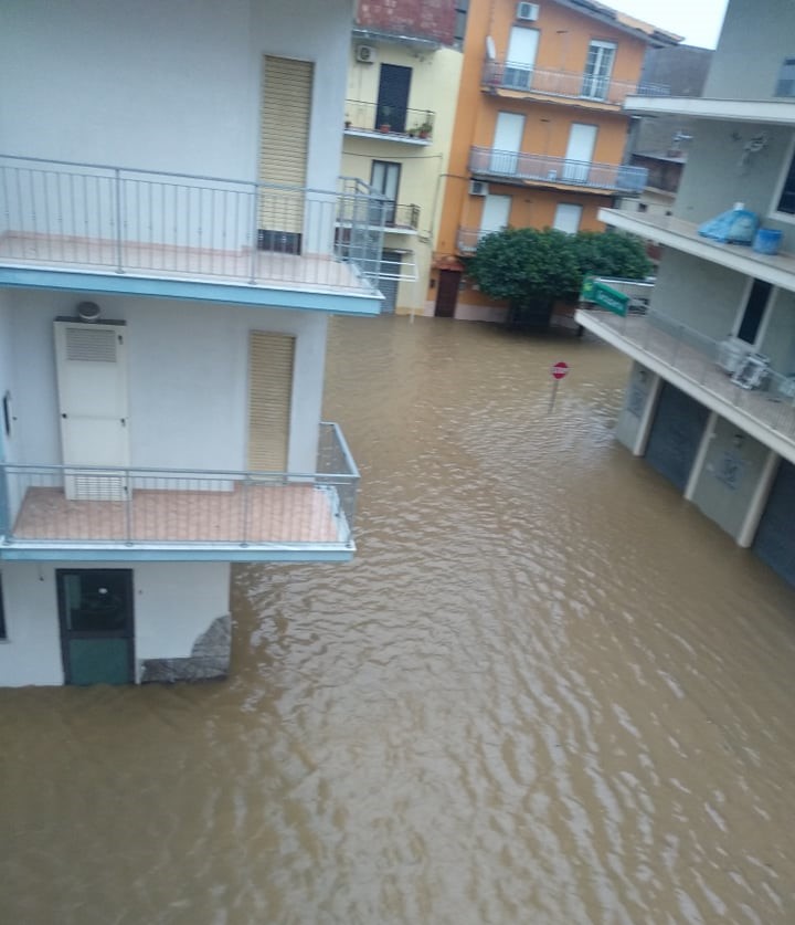 adn24 cirò marina kr | strade allagate per il maltempo chiuse alcune scuole