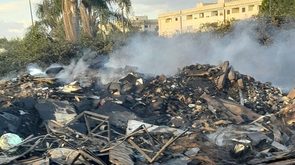 adn24 reggio calabria | arghillà senza pace a fuoco una delle tante discariche della zona