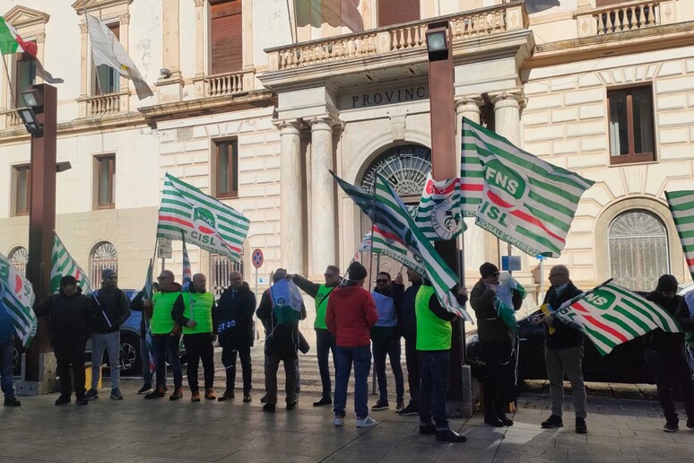 adn24 potenza | vigili del fuoco protestano no alla riduzione dellorario di lavoro