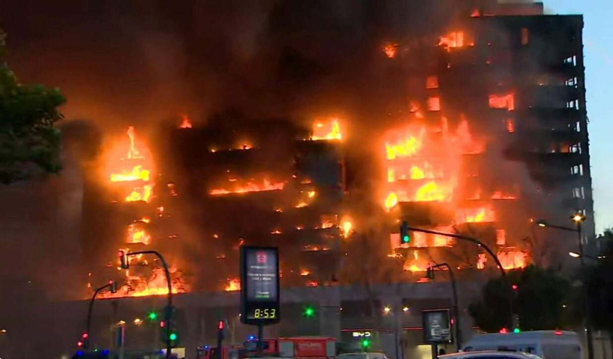 adn24 valencia in fiamme un edificio di 14 piani ci sono persone intrappolate