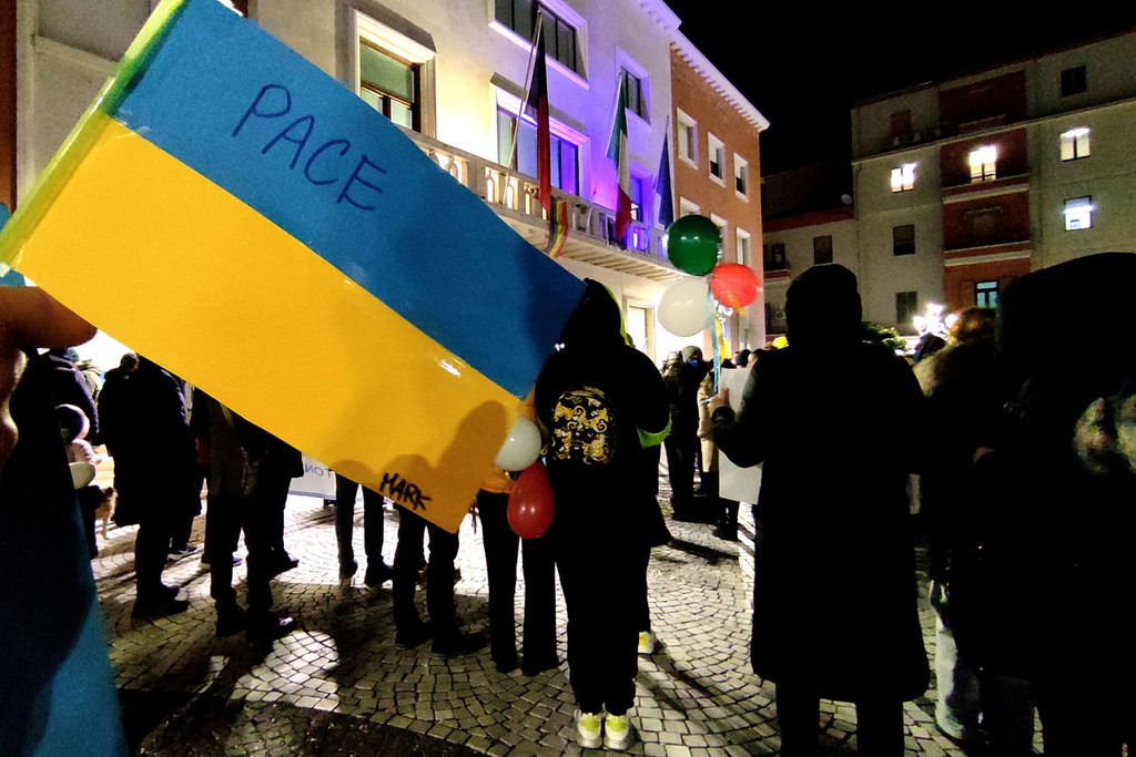 adn24 crotone | da piazza della resistenza la richiesta di cessare il fuoco in ucraina video