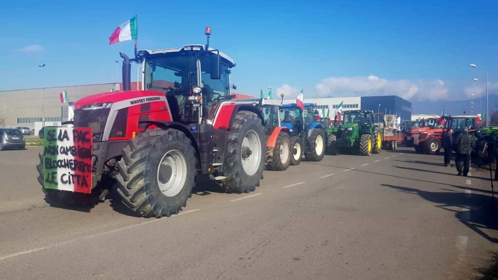 adn24 rosarno rc | continua la protesta degli agricoltori calabresi video