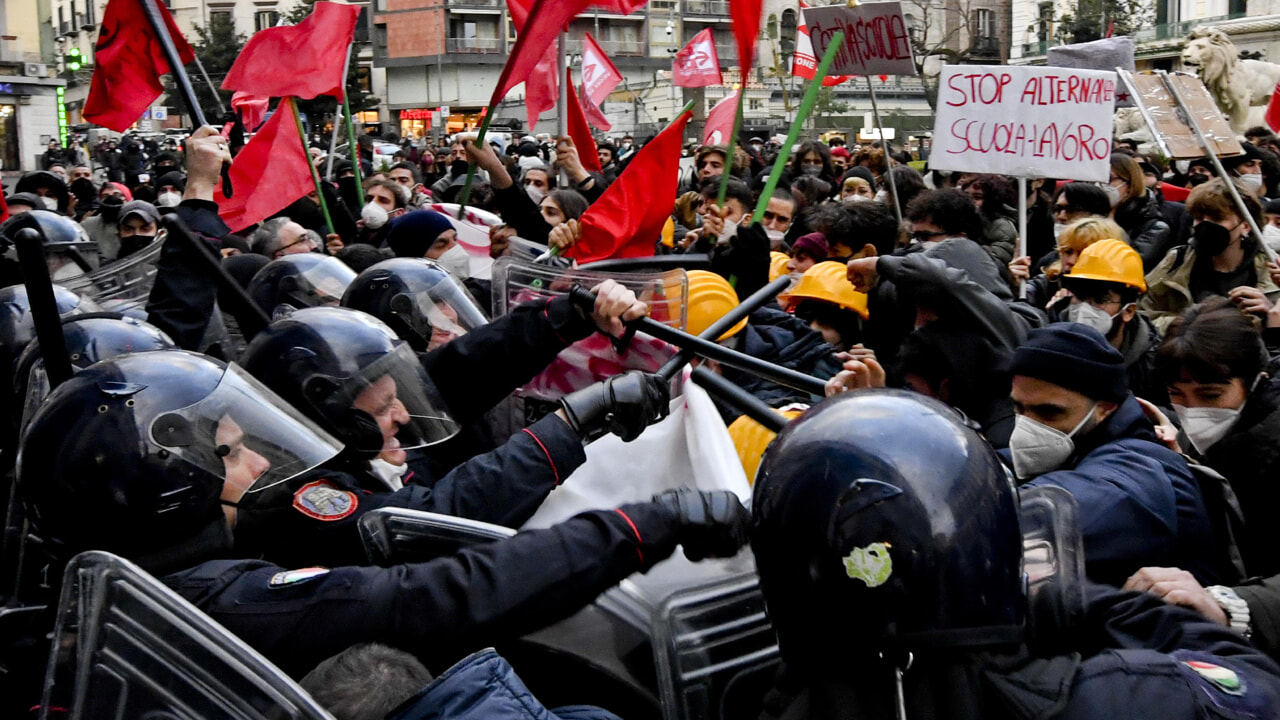 adn24 pisa | manganellate agli studenti rimossa la dirigente del reparto mobile della polizia