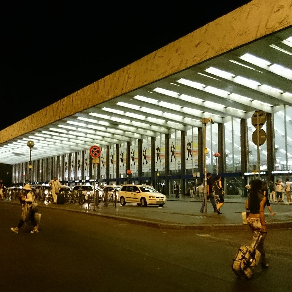 adn24 roma | termini passante colpito con un pugno alla testa da un uomo è grave