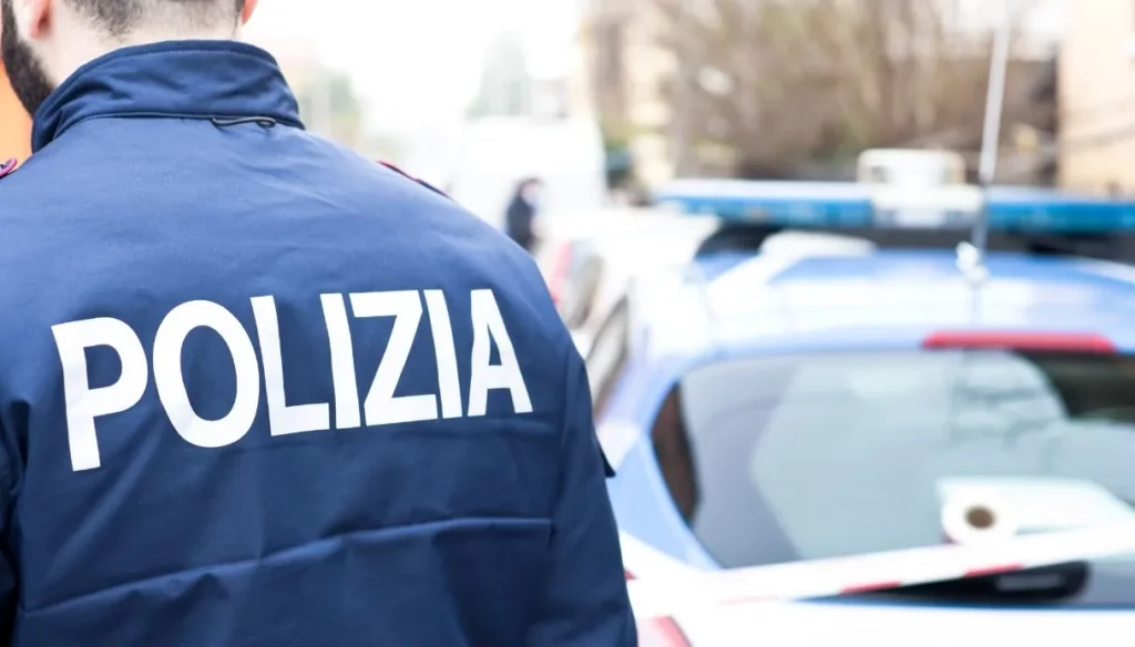 adn24 ostia | loutlet degli abiti griffati rubati fermate 3 persone con sacchi pieni di vestiti