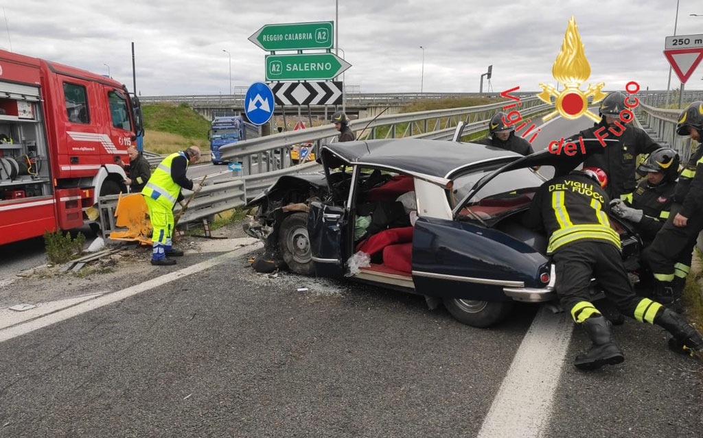 adn24 lamezia terme cz | tragico incidente mortale veicolo ha colpito spartitraffico