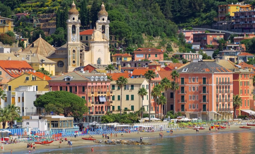 adn24 laigueglia sv | borghi in fiore il borgo marinaro partecipa con una foto della composizione di piazza del bastione