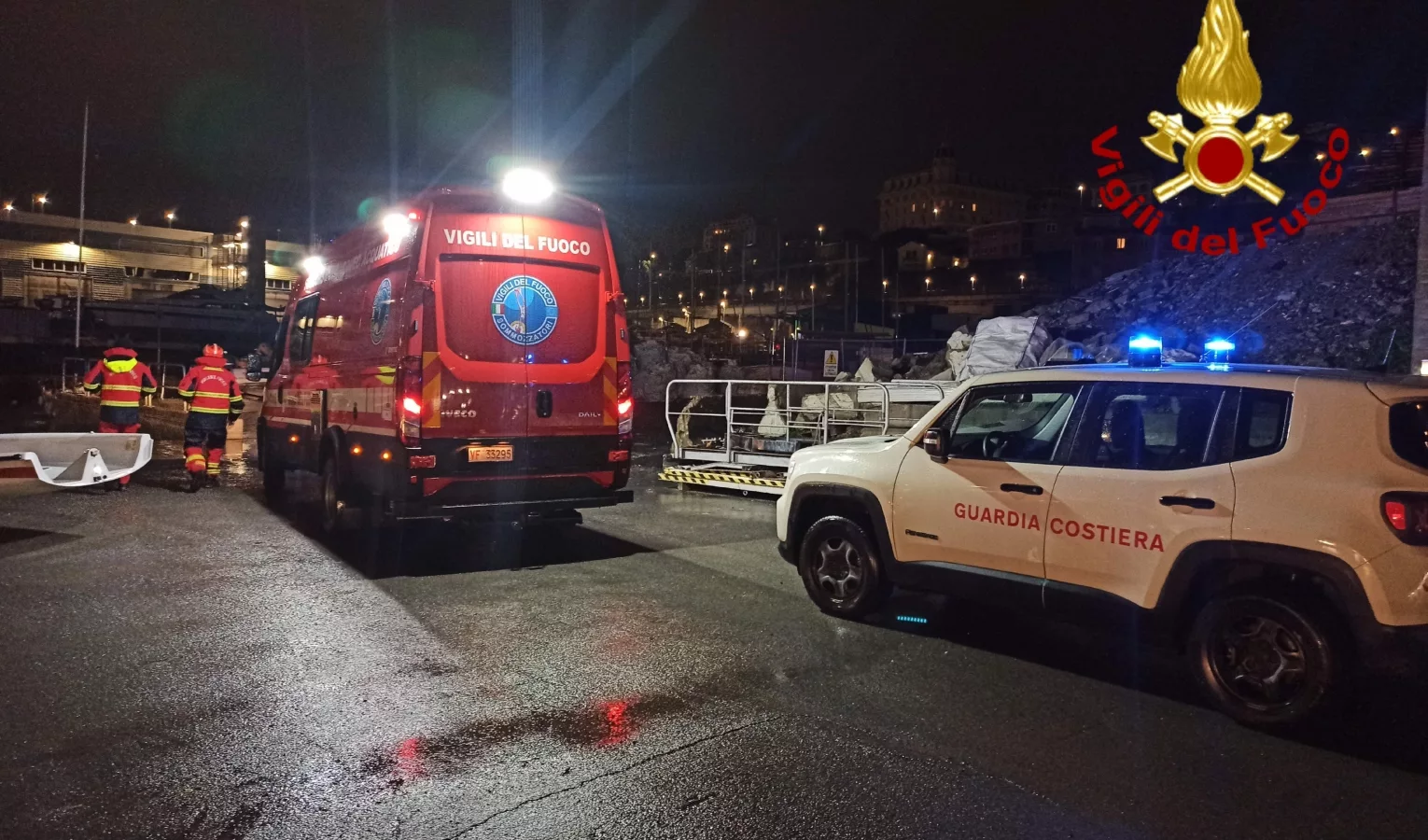 adn24 genova | sbaglia manovra e finisce in mare salvato per miracolo