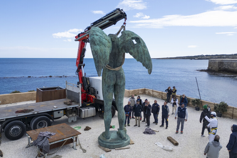 adn24 siracusa | mostra a cielo aperto nella neapolis di igor mitoraj