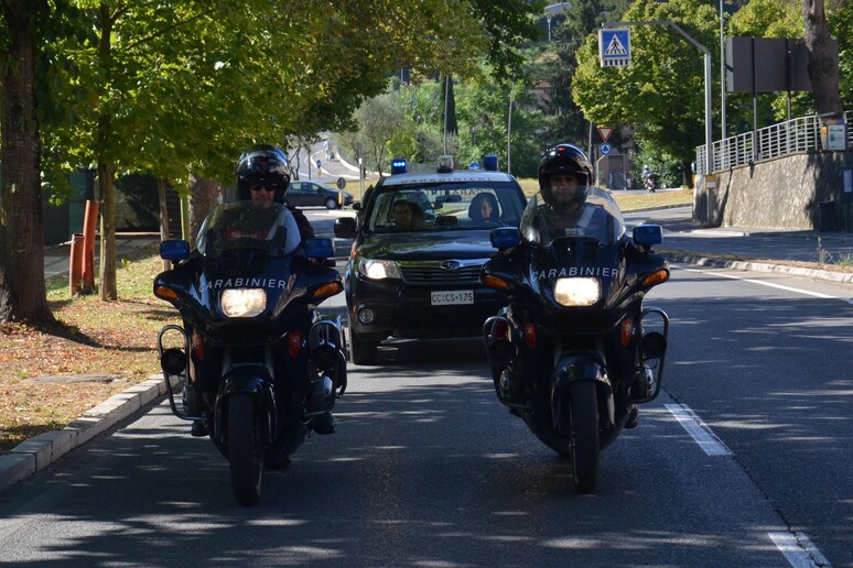 adn24 pisa | genitori in fuga con neonato rintracciati in maremma insieme al bimbo