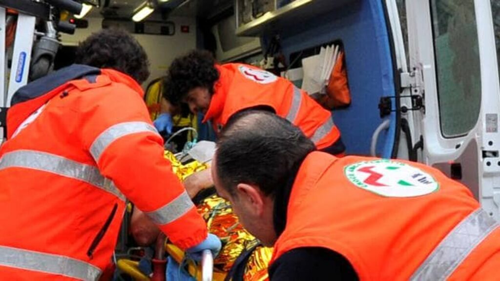 adn24 napoli | donna perde il controllo della moto e finisce contro un palo morta a 46 anni