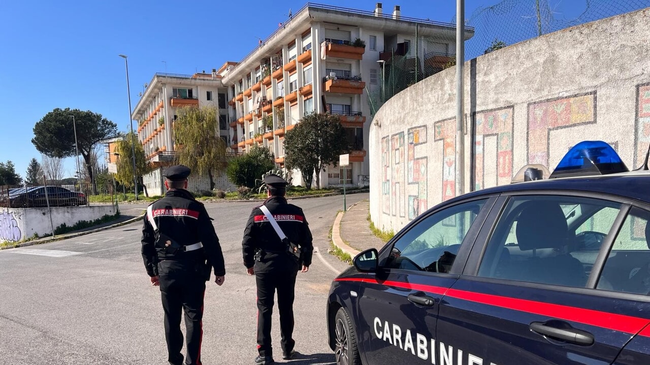 adn24 roma | piazza di spaccio gestita da fratelli minorenni in casa droga e contanti arrestati