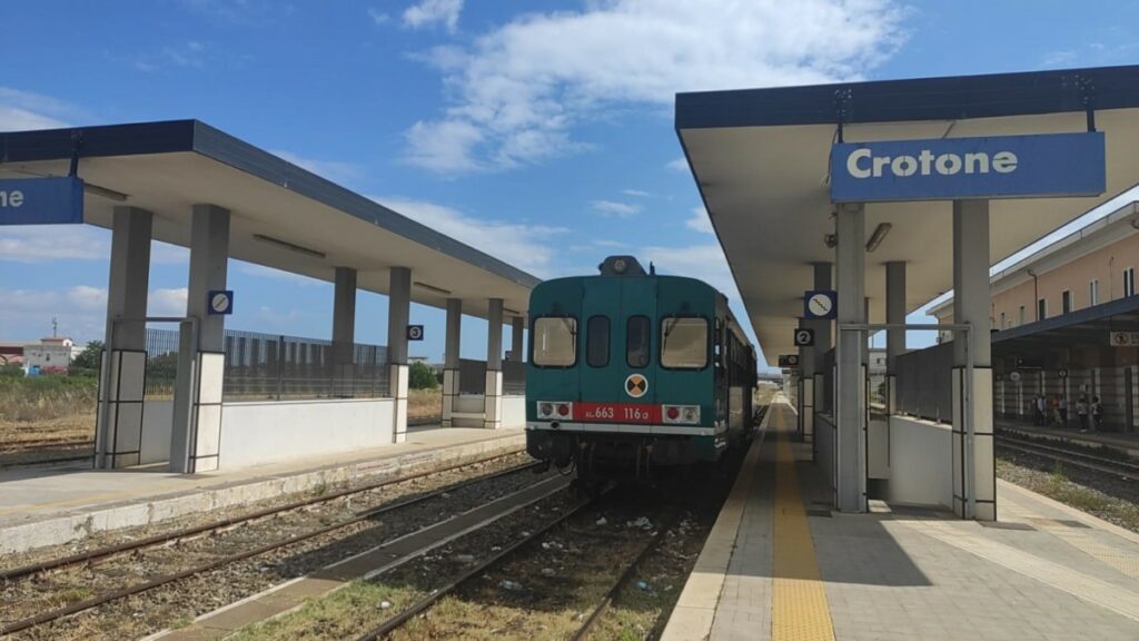 adn24 crotone | ferrovie realizzazione di circa 58 km di elettrificazione della tratta crotone catanzaro lido