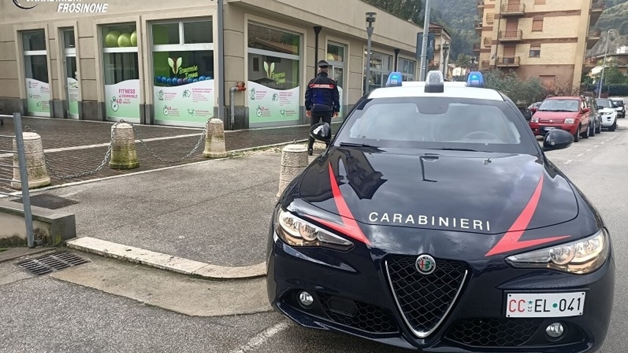 adn24 frosinone | carabiniere in borghese sventa una rapina mentre fa la spesa