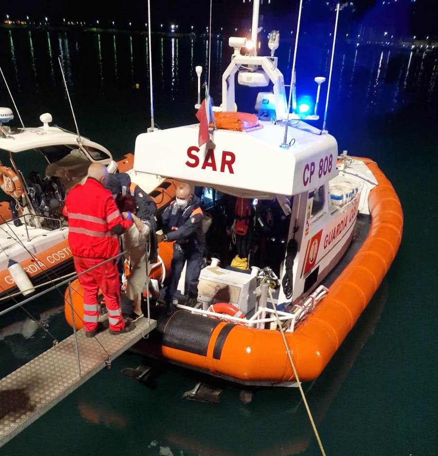 adn24 taranto | imbarcazione avvolta dalle fiamme soccorsi 9 passeggeri