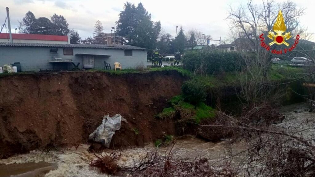 adn24 brianza | maltempo crolla largine del fiume le costruzioni precipitano in acqua