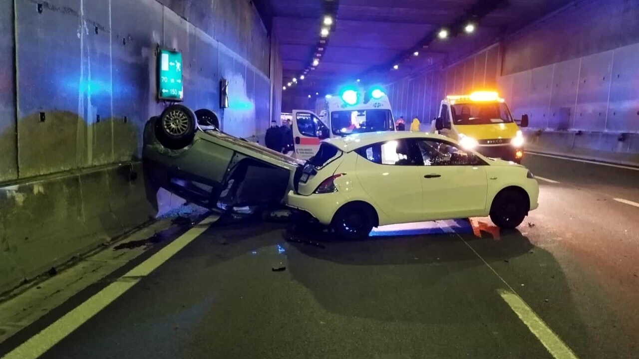 adn24 monza | incidente nel tunnel auto si ribalta soccorsi 18enni