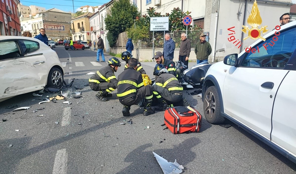 adn24 catanzaro | grave incidente auto contro moto centauro in codice rosso