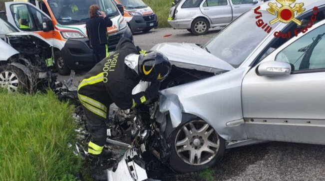 adn24 ardea roma | tragico scontro fra auto sulla pontina morta una bimba