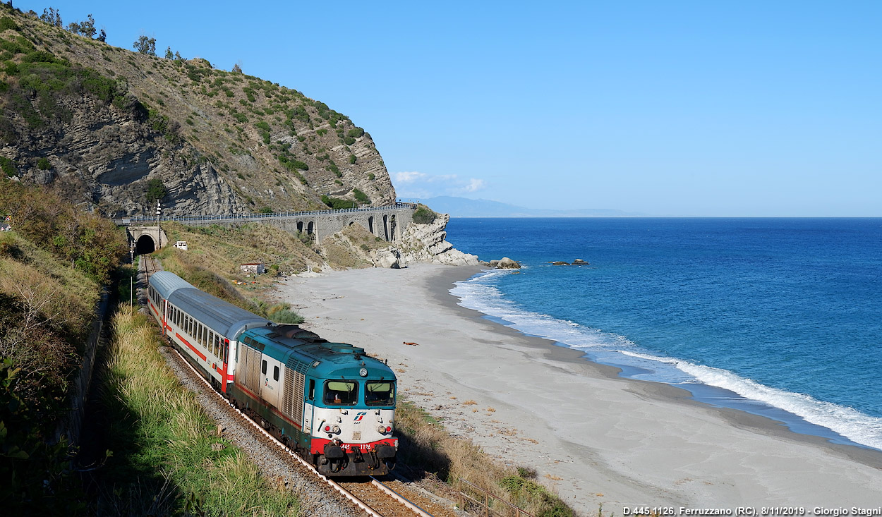 adn24 ferruzzano rc | treno fa retromarcia per far salire a bordo passeggero