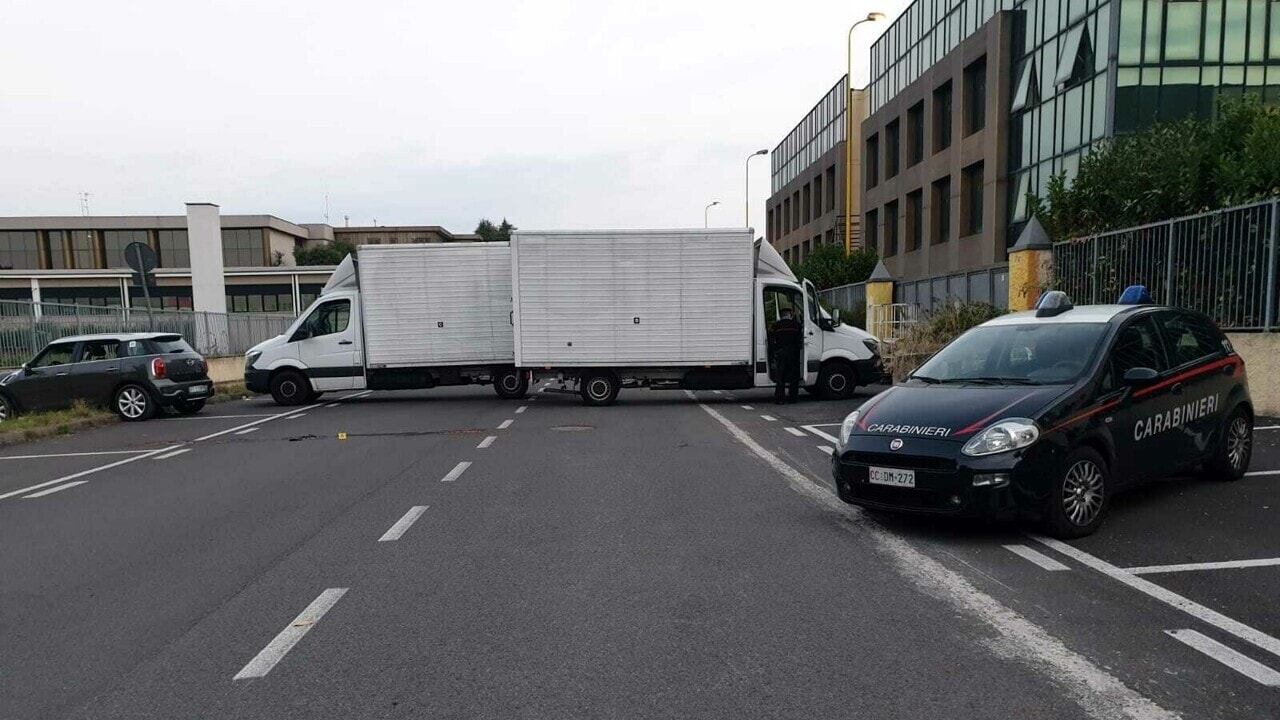 adn24 albairate mi | commando assalta ditta nella notte chiodi in strada e camion ariete