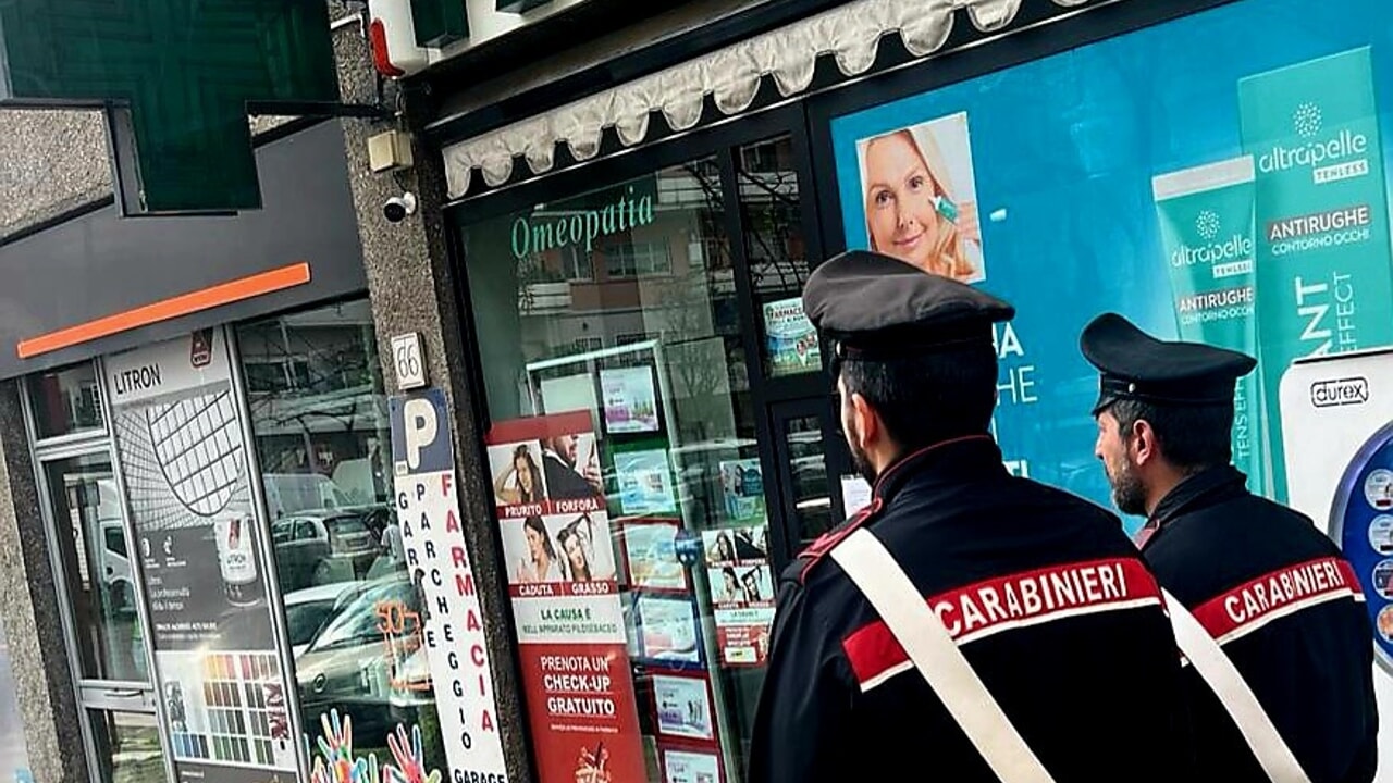 adn24 roma | rapina una farmacia e fugge in metropolitana