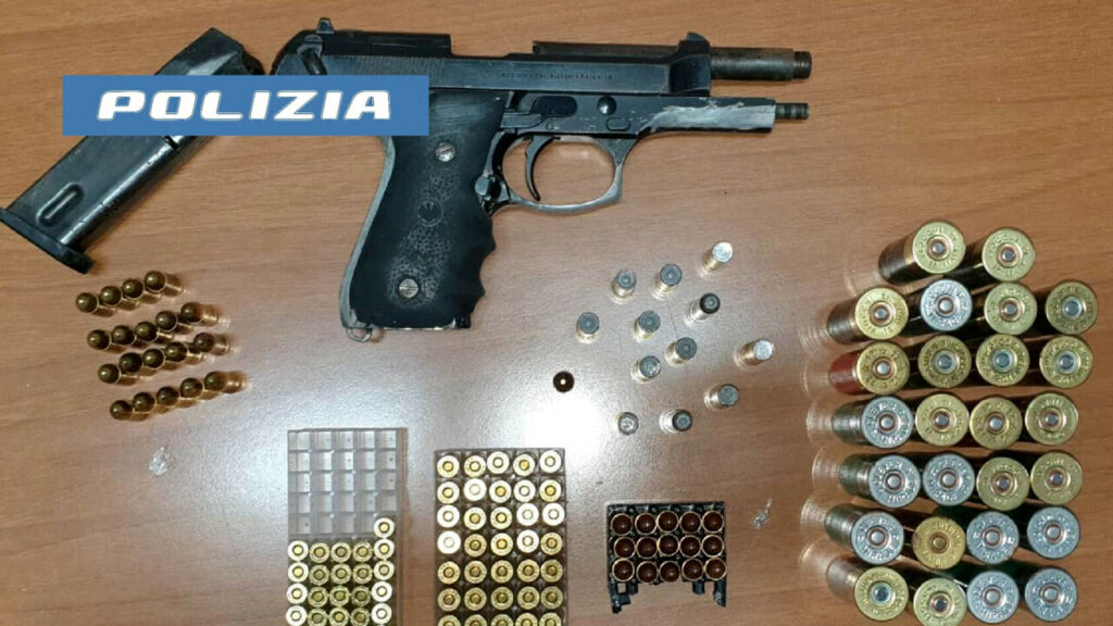 adn24 napoli | pistola rapinata e munizioni scoperti in una cassetta elettrica