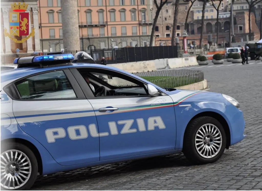 adn24 napoli | prende a colpi di mazza una volante della polizia davanti agli agenti