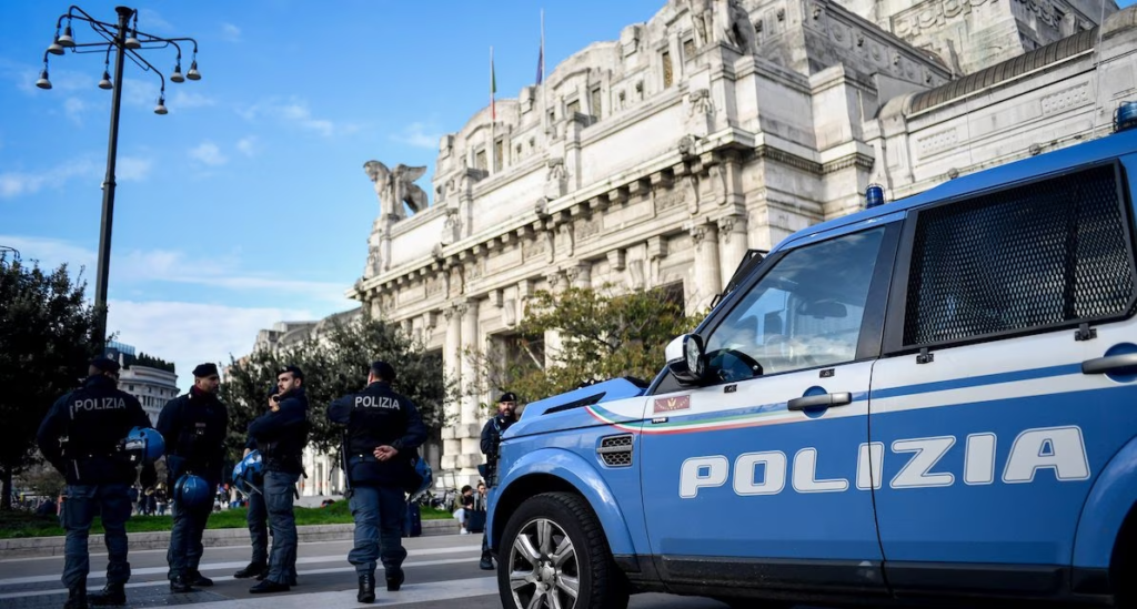 adn24 milano | sorprende ladra che esce da casa sua e la fa arrestare