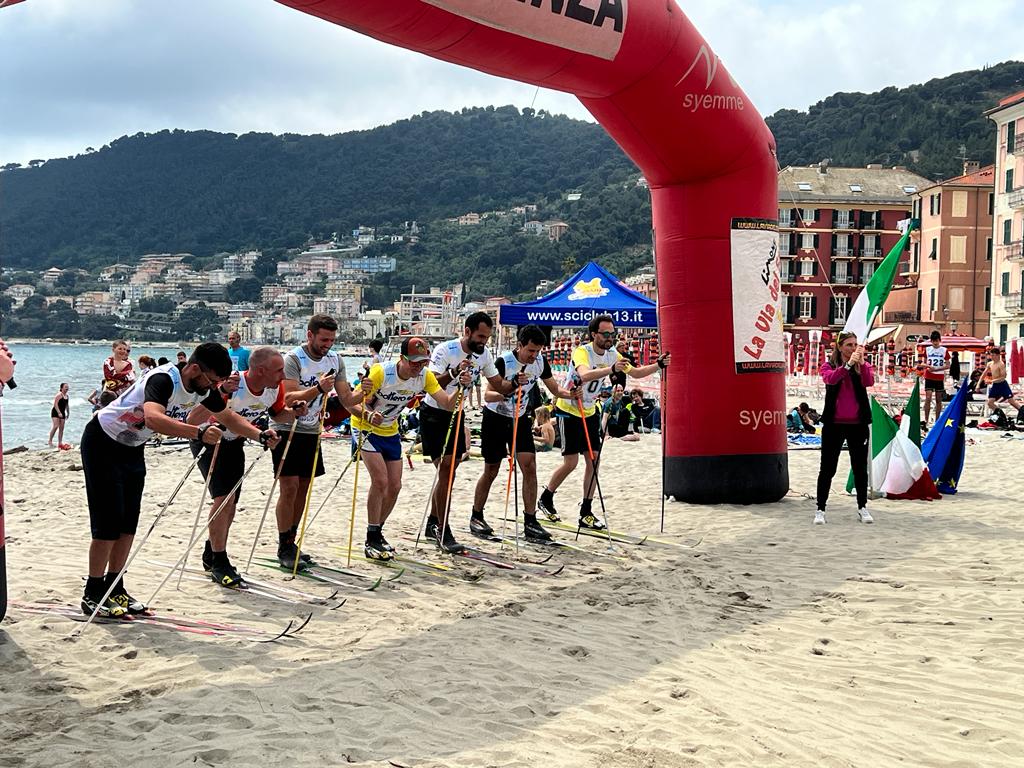 adn24 laigueglia | nella baia del sole si scia sulla spiaggia con sci di fondo on the beach