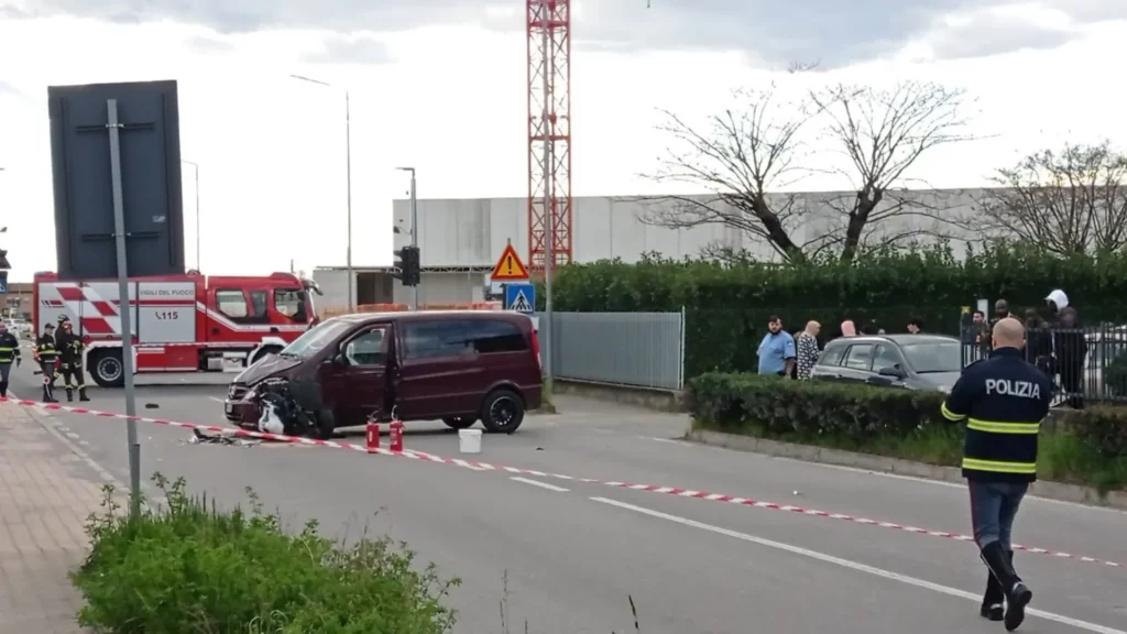 adn24 bonate sotto bg | tragico scontro moto minivan morto 35enne grave passeggera