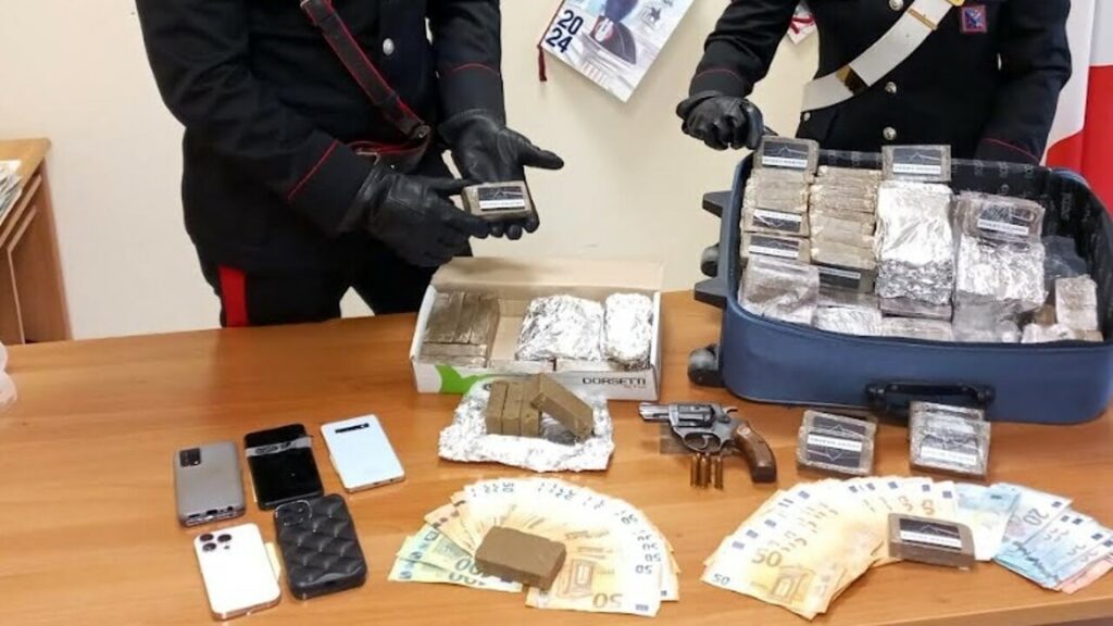 adn24 roma | blitz nel fortino della droga una pistola e 21 chili di hashish tra casa e garage