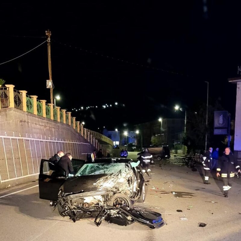 adn24 guardia piemontese cs | collisione tra auto con 4 ragazzi a bordo e veicolo parcheggiato tutti feriti tre in condizioni gravi