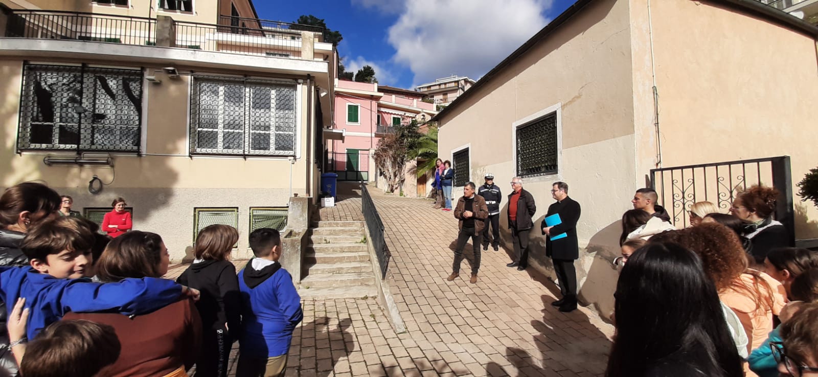 adn24 laigueglia sv | i bambini hanno trovato una nuova scuola e fanno festa con insegnanti e amministrazione