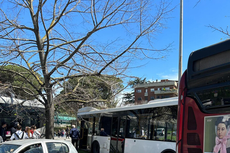 adn24 roma | scontro tra bus 7 feriti anche una bimba