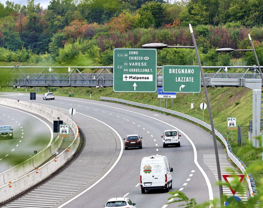 adn24 como | due ragazzi svizzeri trovati svenuti a terra oltre il guardrail dellautostrada