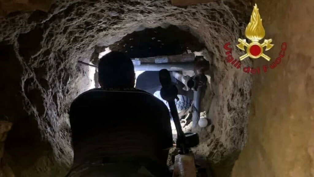 adn24 roma | banda del tunnel stanata dopo un anno e mezzo 5 arresti 1 incastrato per 8 ore nel buco