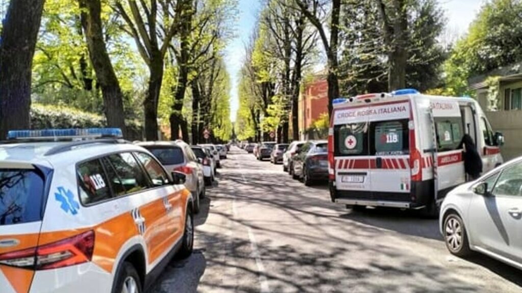 adn24 piacenza | bimba di 9 anni cade dal balcone a 4 metri daltezza è grave