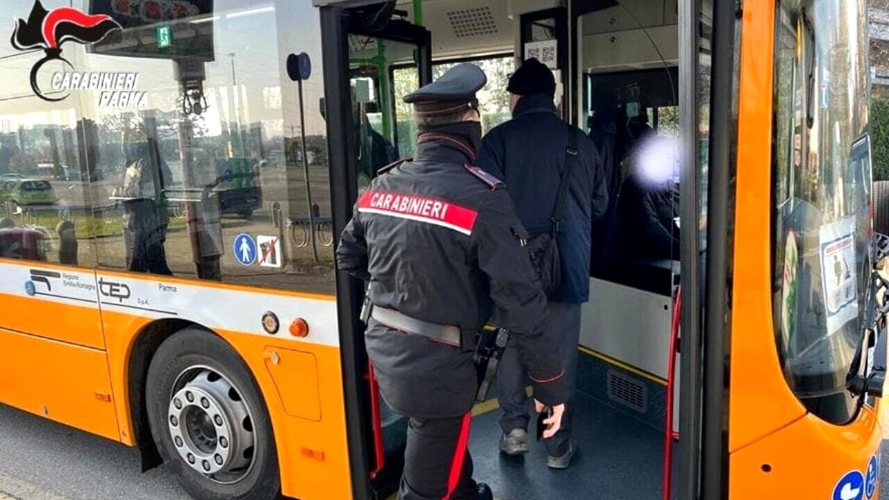 adn24 parma | tre minorenni tentano di rapinare un coetaneo sul bus interviene lautista e lo salva denunciati