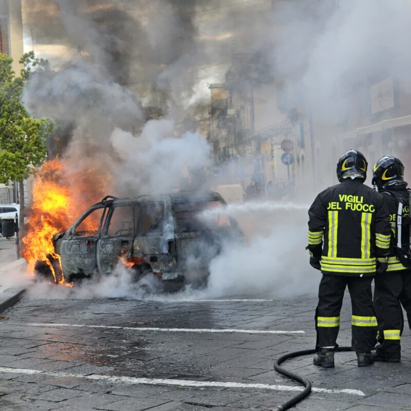 adn24 siracusa | prende il caffè al bar ma appena va via la sua auto prende fuoco conducente muore tra le fiamme